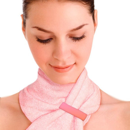 Qadam Moisturising Microfibre Gel-Lined Neck Wrap that moisturises and softens dry skin on the neck – product shot